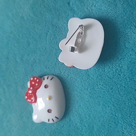 2 Hello Kitty Pins - Picture 10 of 15